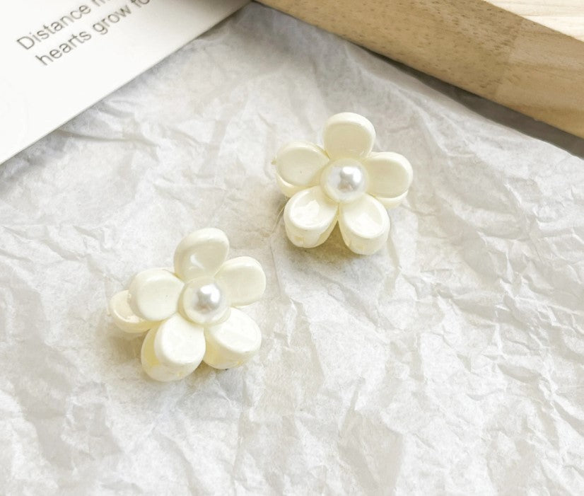Daisy Pearl Claw Hairclip