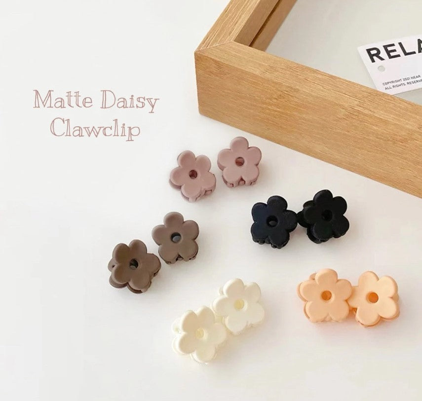 Matte Daisy Claw Hairclip
